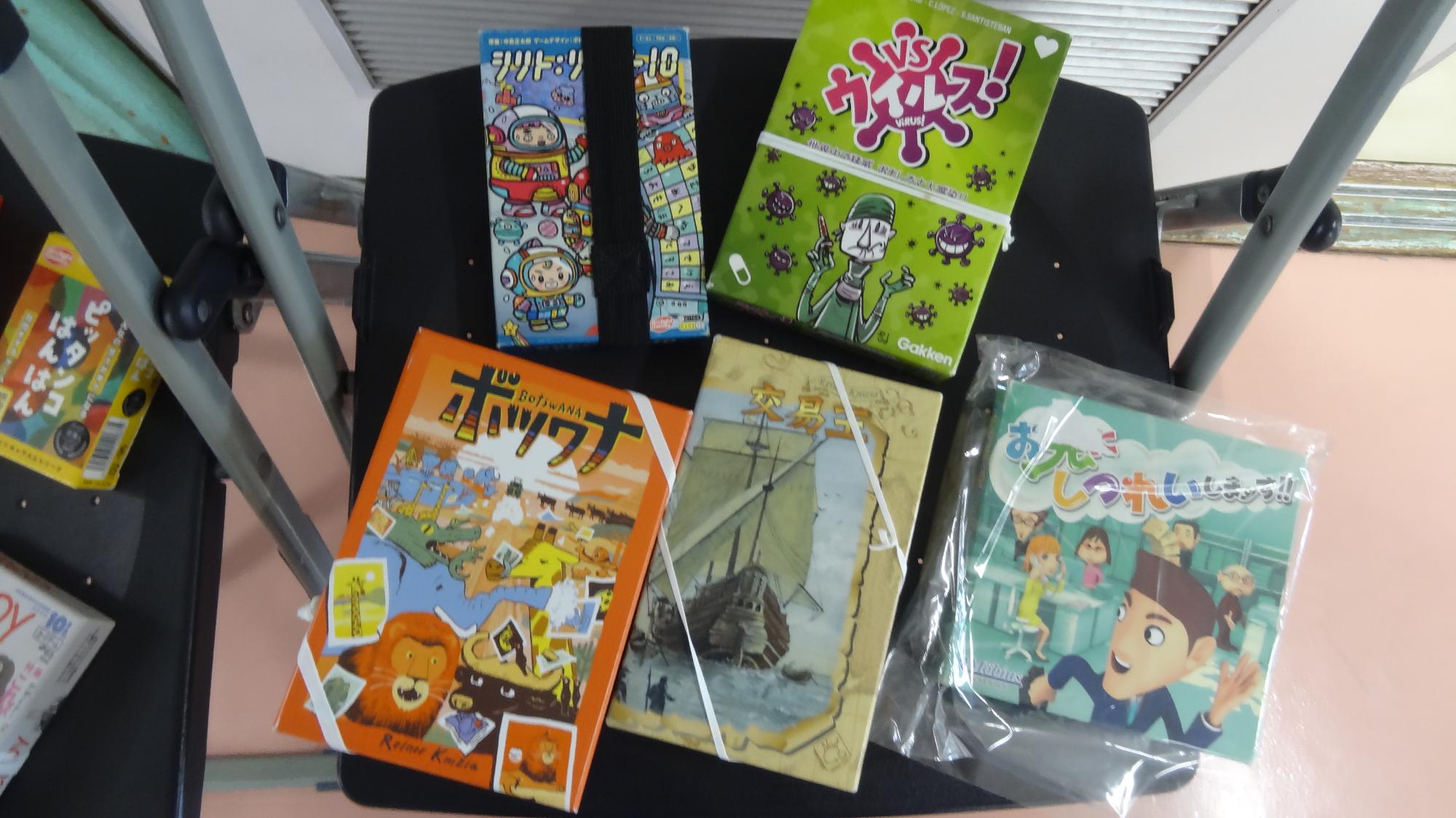 様々なボードゲームが椅子に並べられている様子