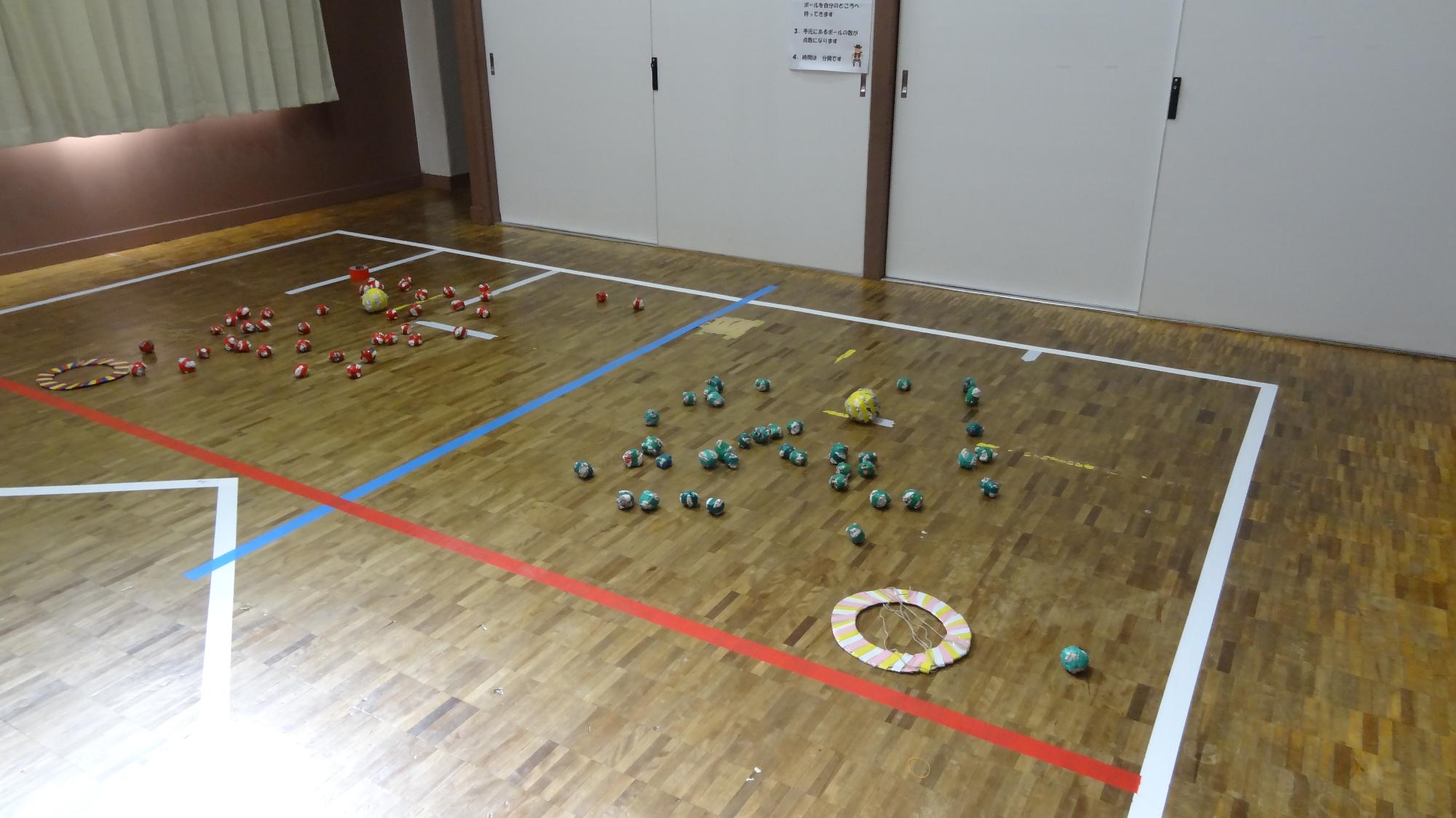 集会室の床に大きいオセロが並べられている様子