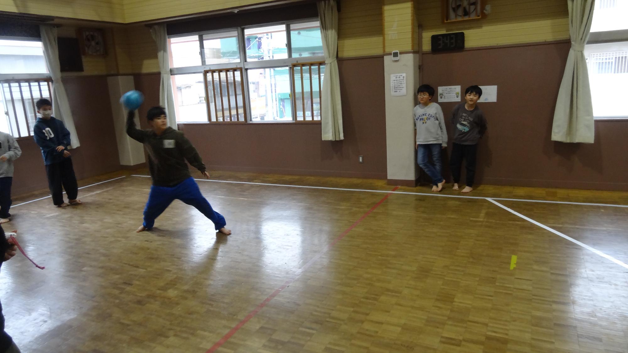 ドッジボール大会で児童がボールを投げている様子