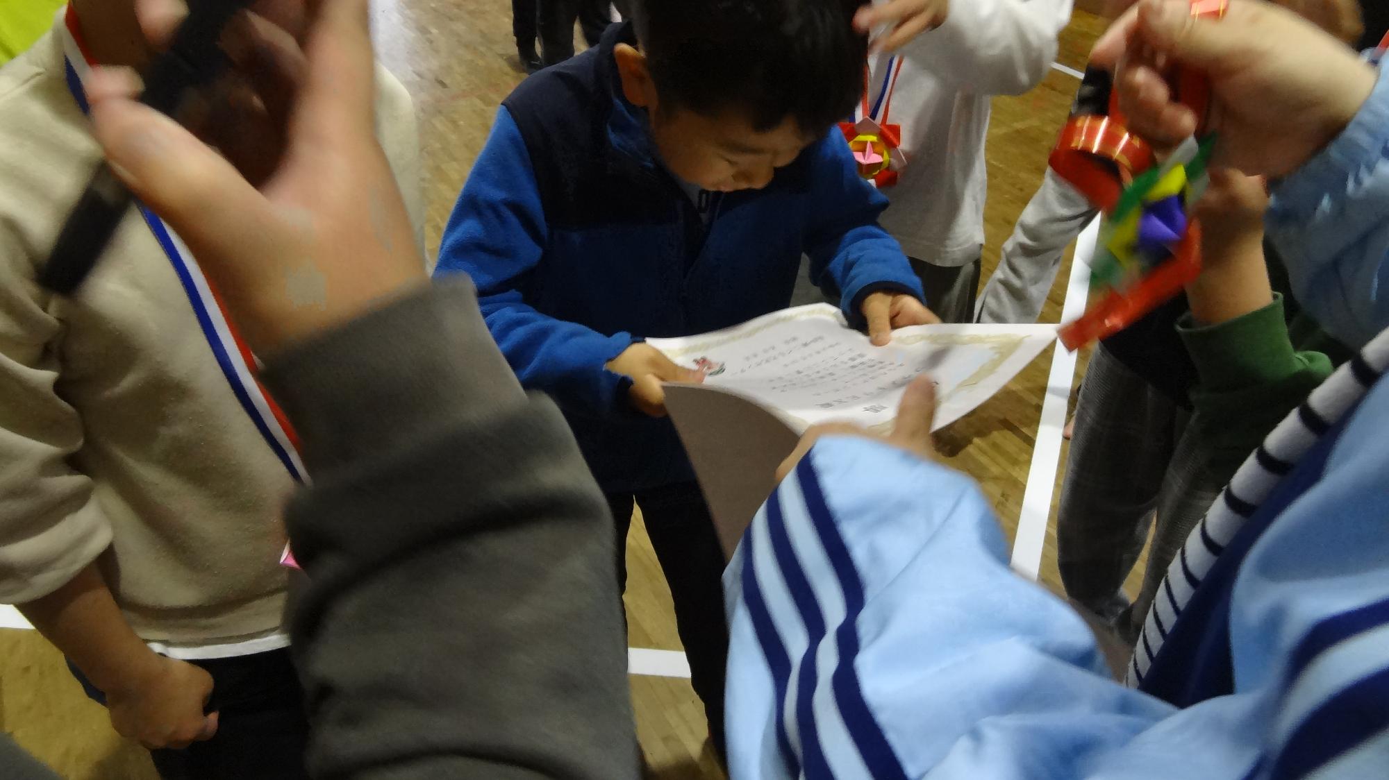 優勝のチームに賞状を渡しました。その時の様子の写真