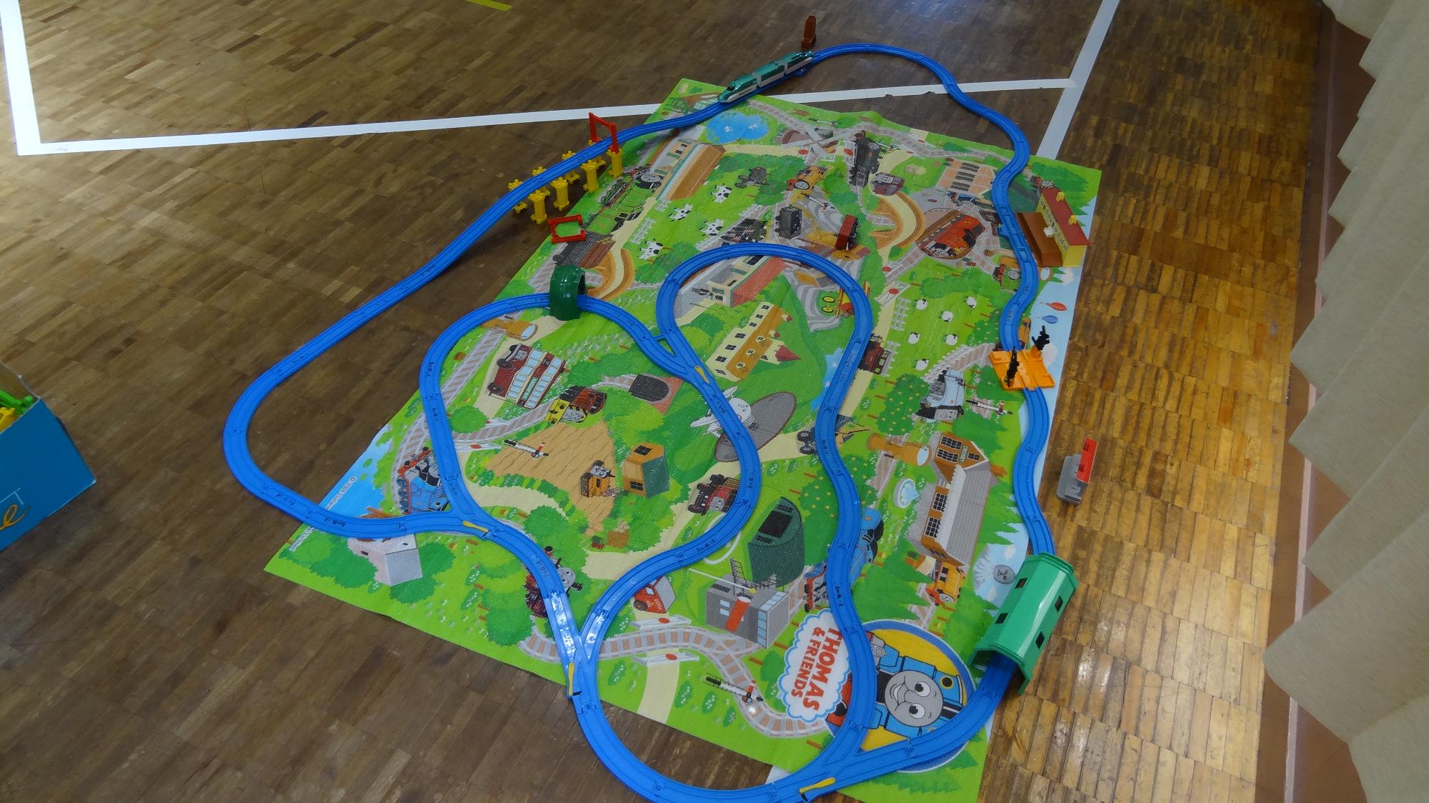 プラレールが敷かれている写真