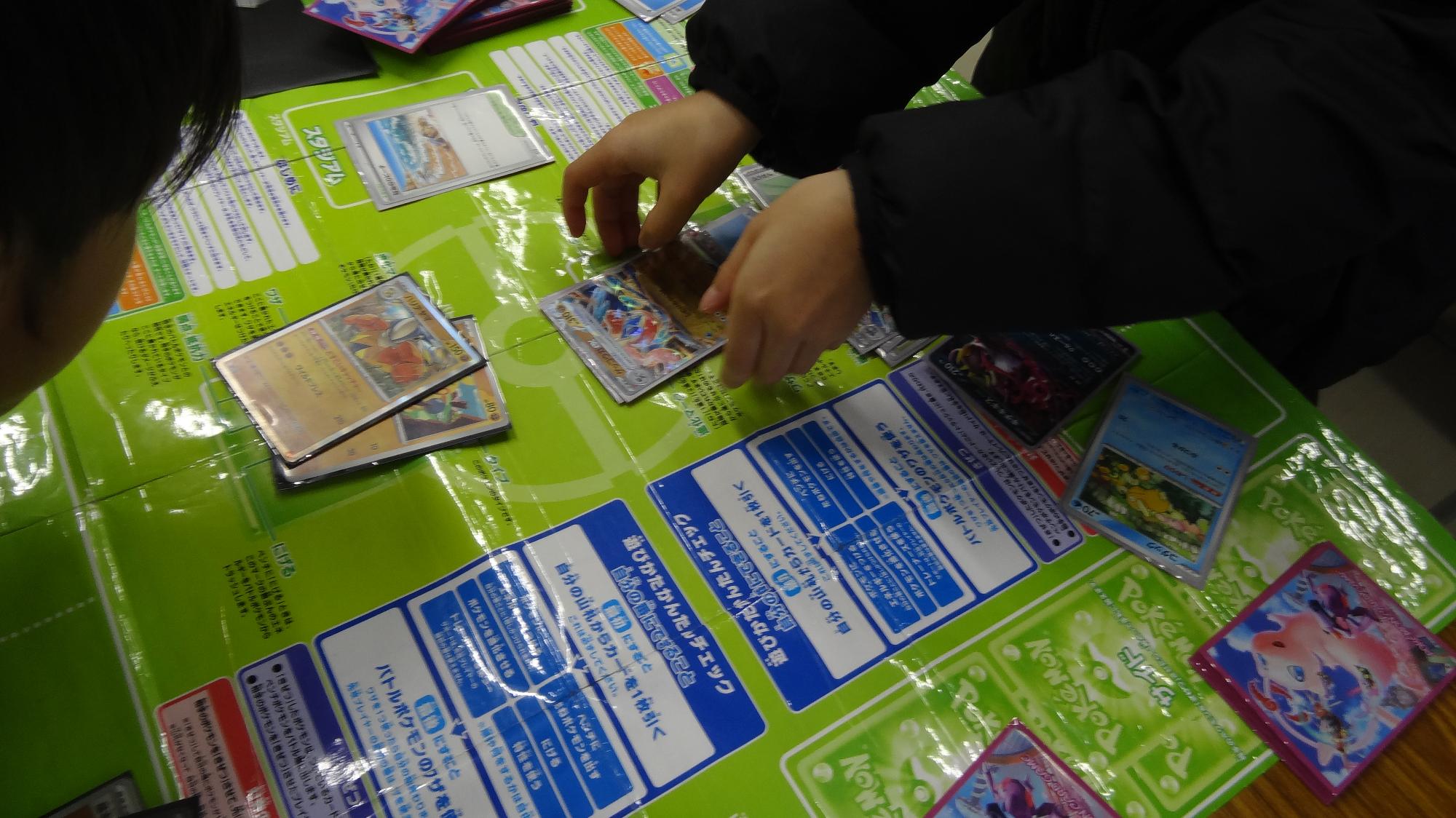 ポケモンカードバトルをしている様子