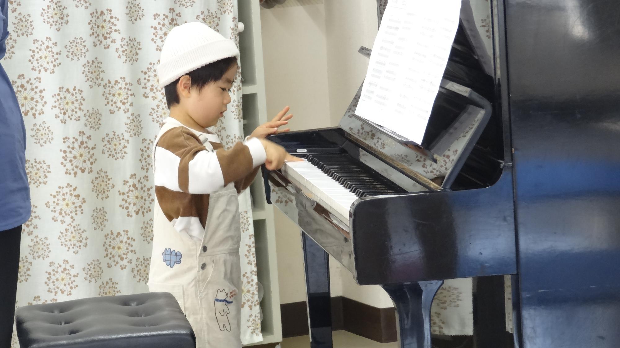 幼児がピアノを弾いている様子