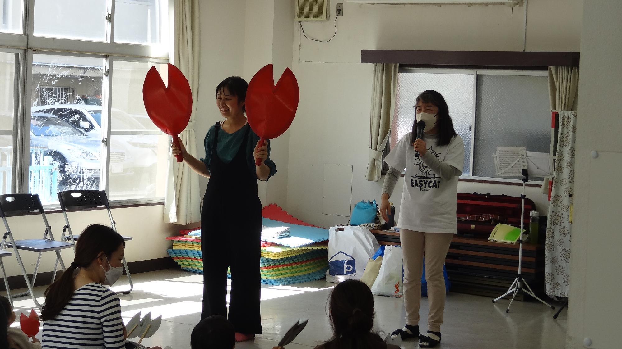 エビとカニの大きな爪を持って前に立っている様子