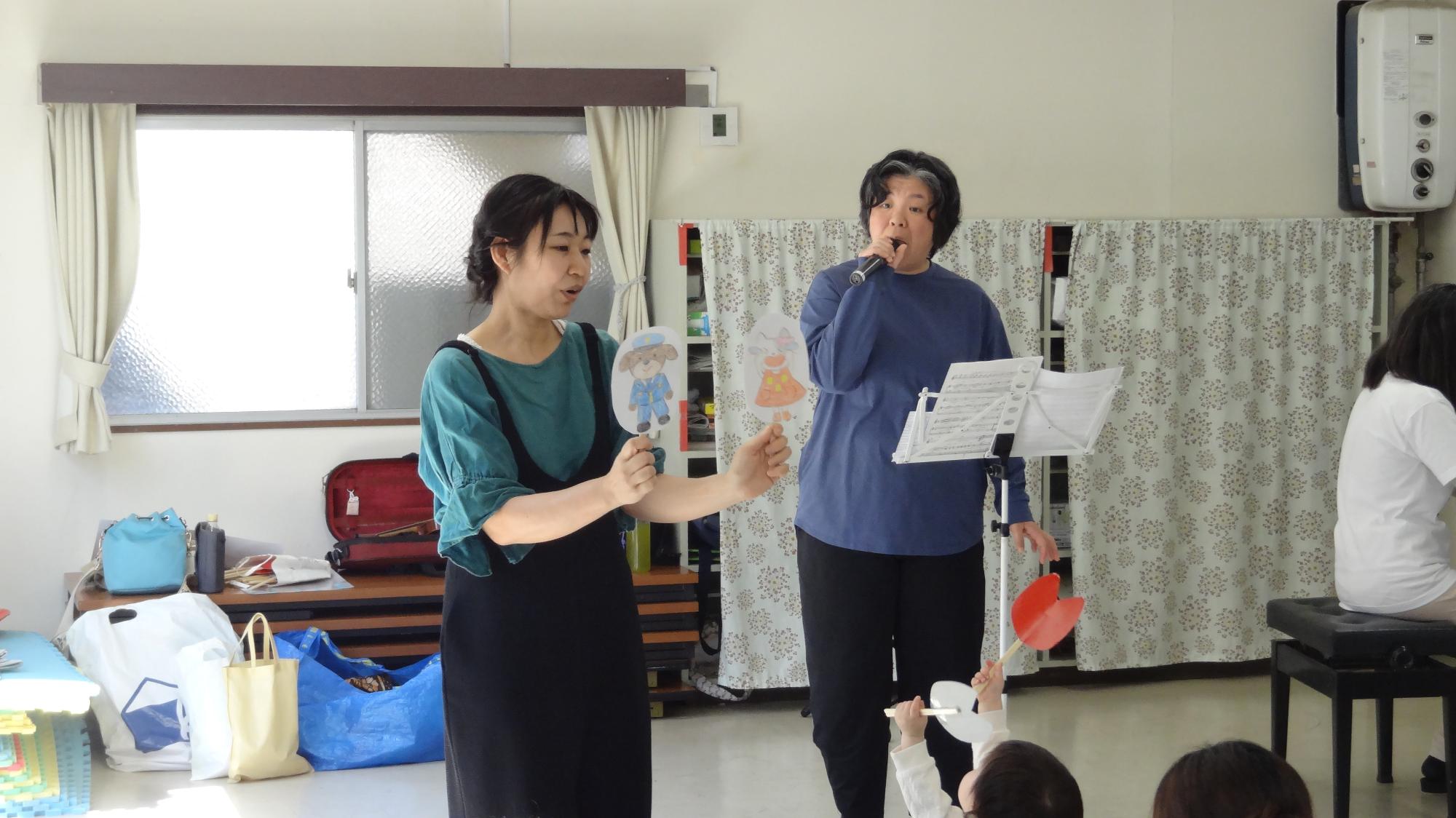 音楽イベントの様子。幼児は楽しそうに参加している。