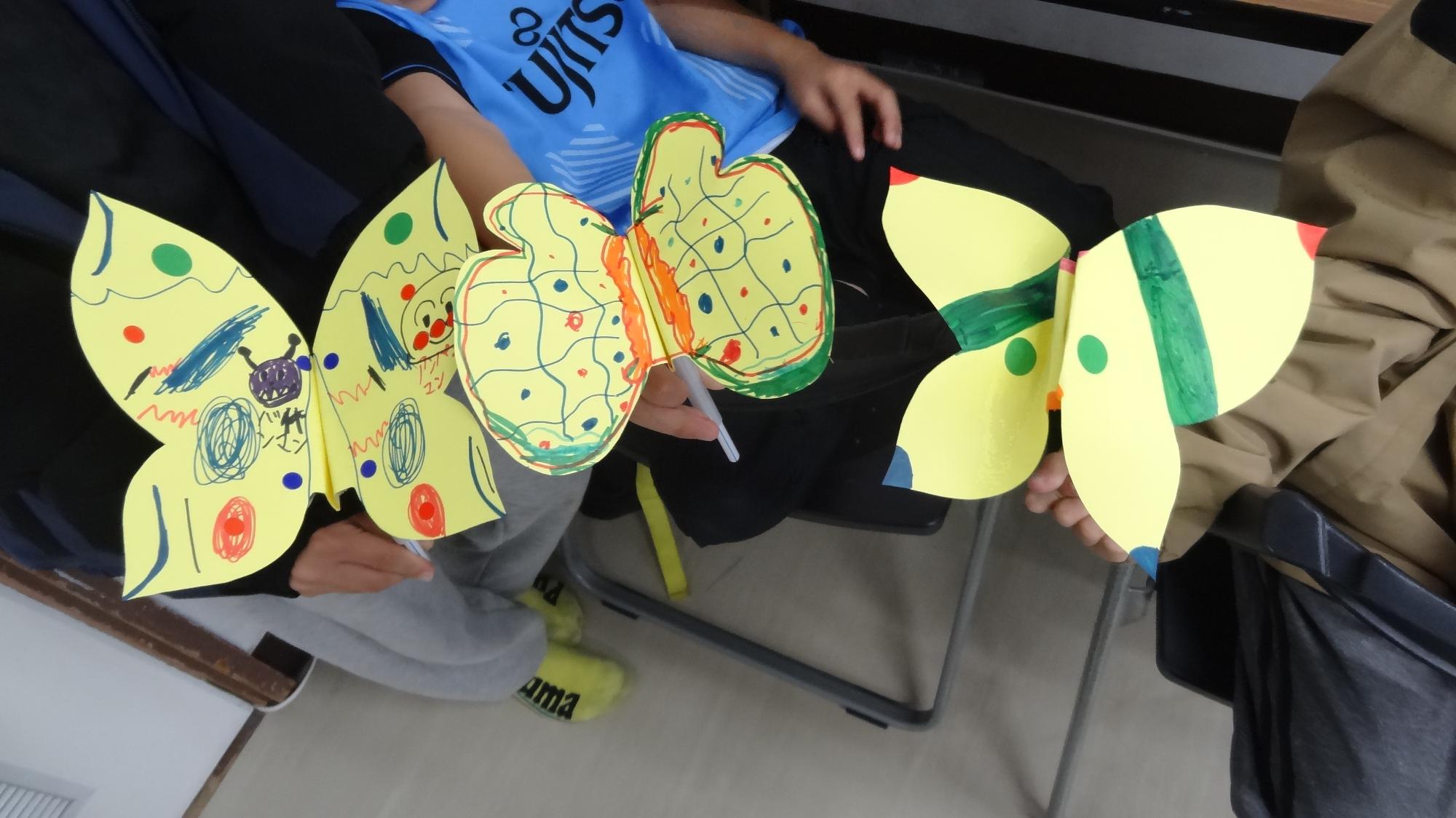 工作で作った蝶々が3つ並んでいる様子