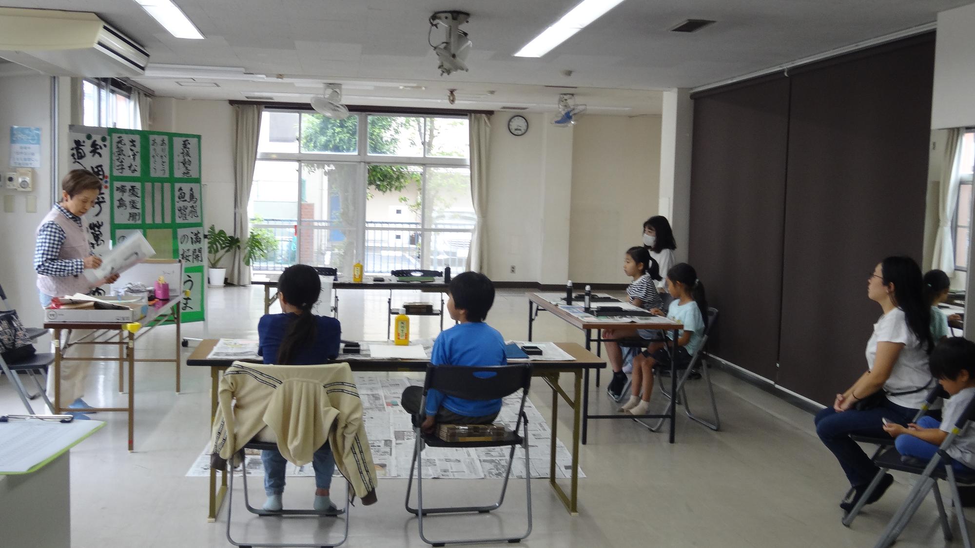 書道をしている様子