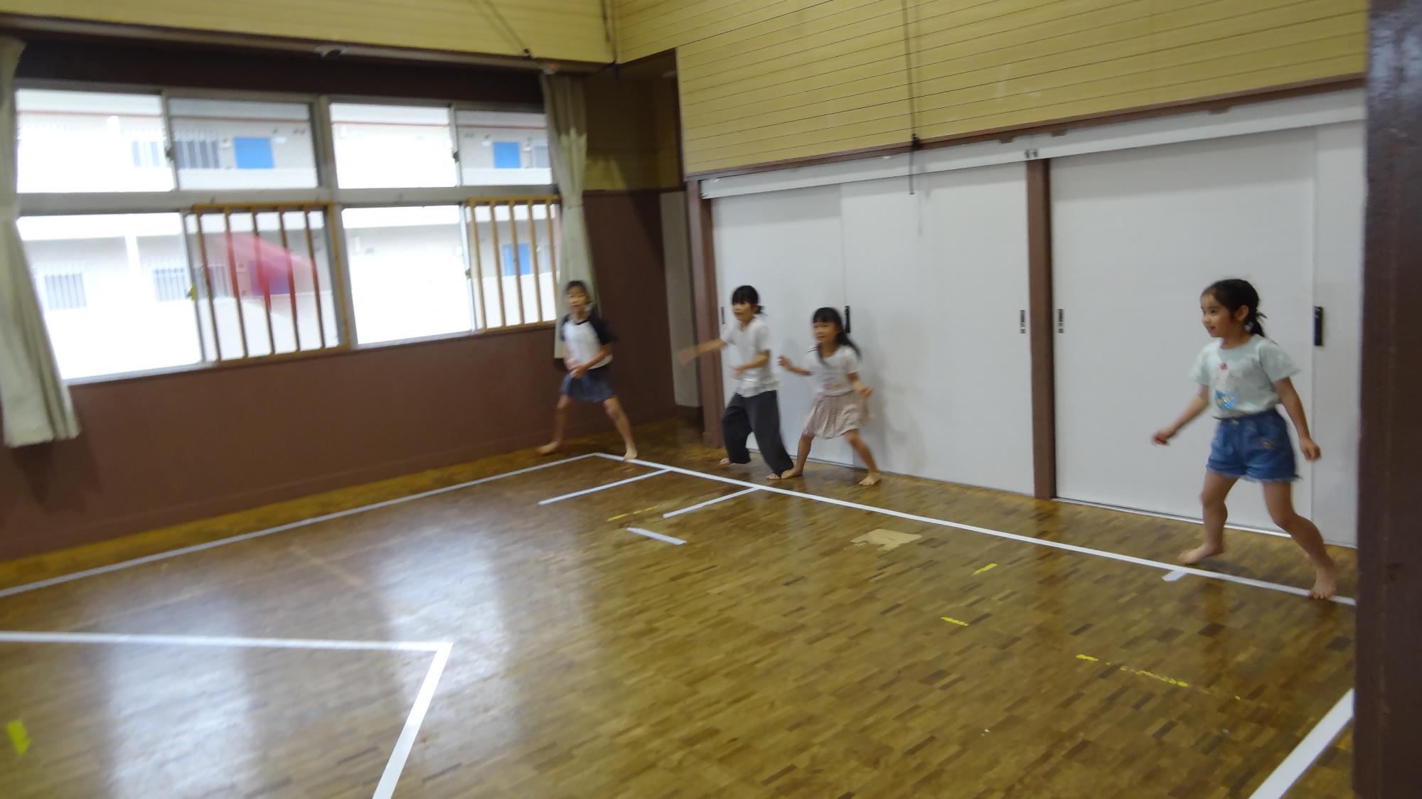 ボールから逃げている様子
