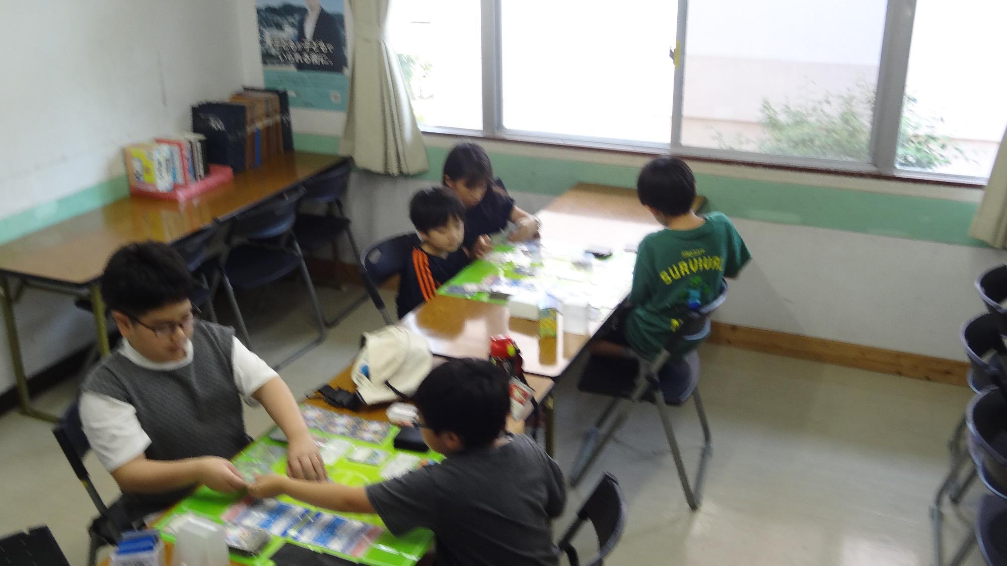 ポケモンカードで遊んでいる様子