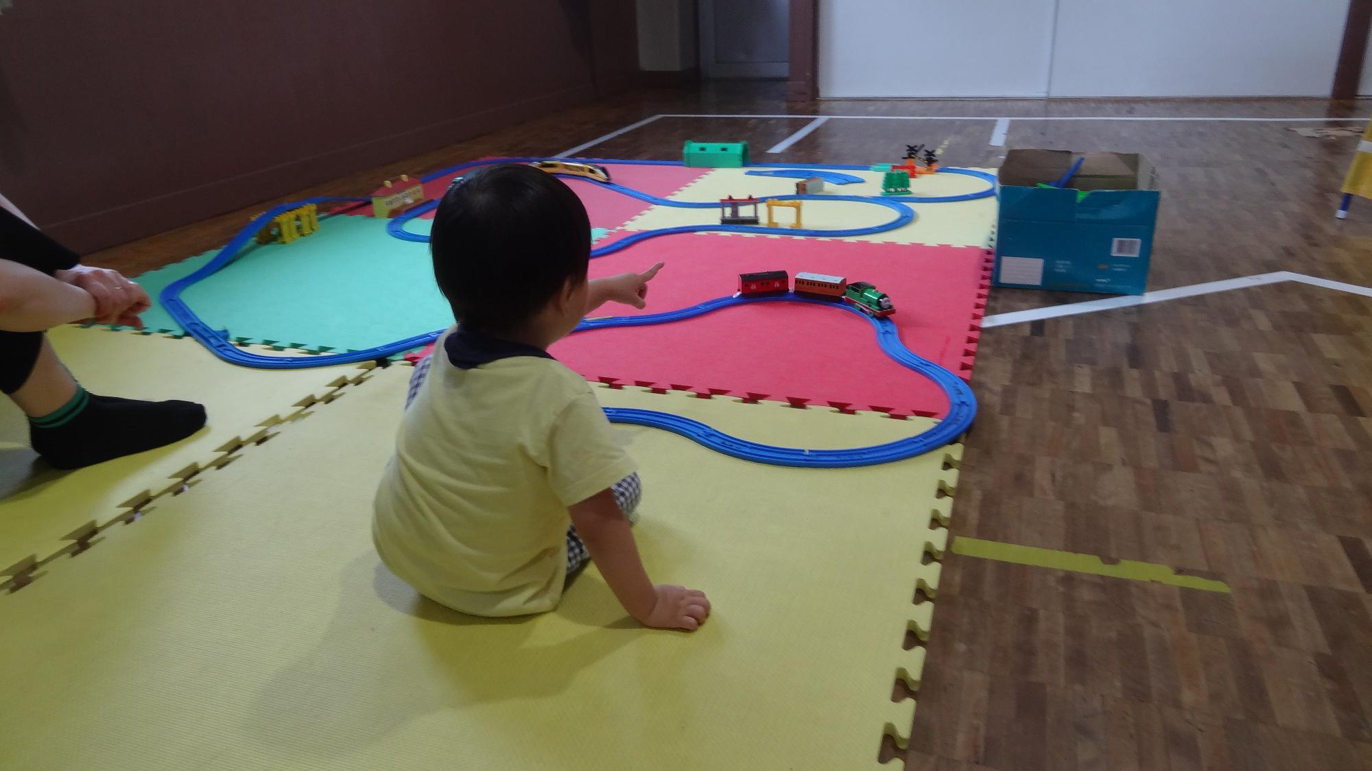プラレールを見ています
