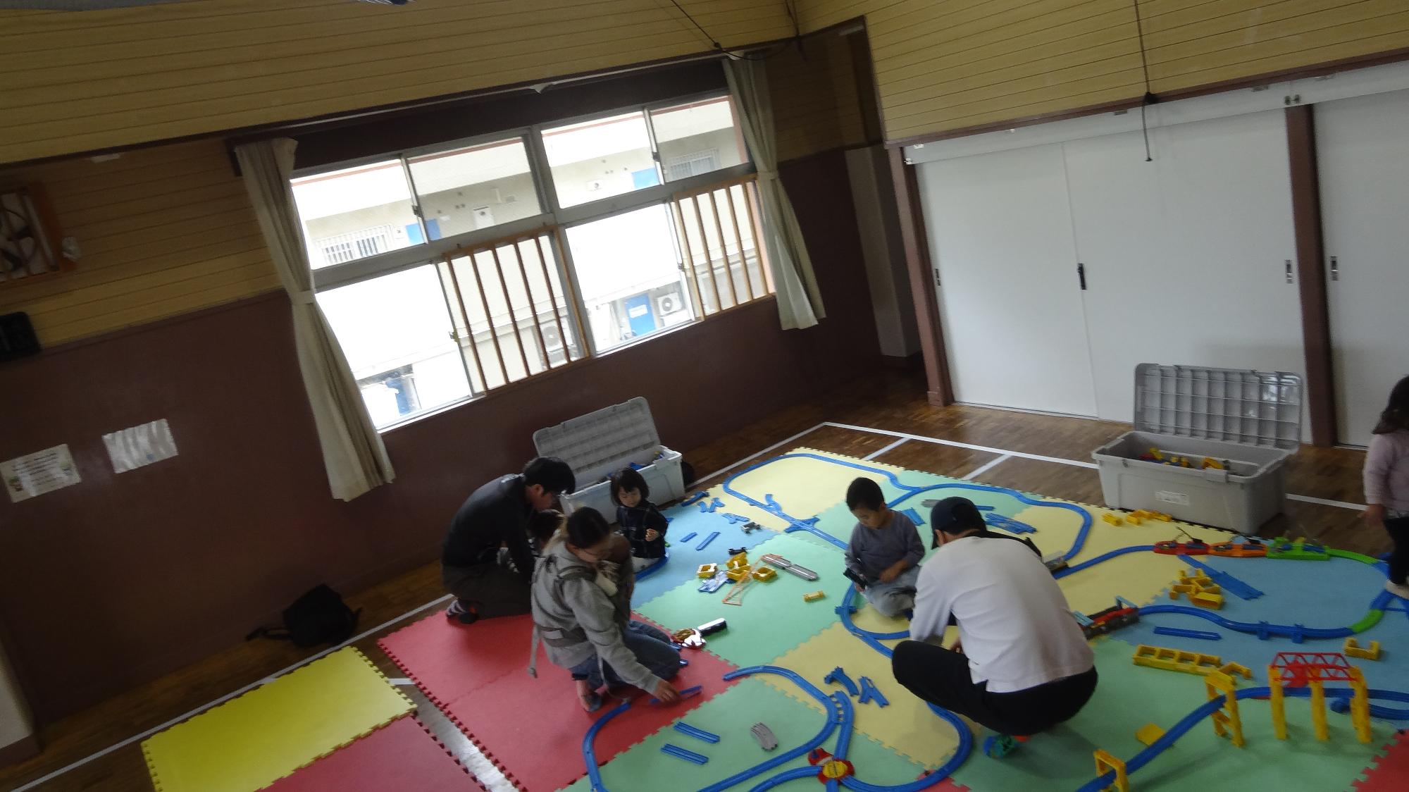 お父さんもプラレールに参加しています