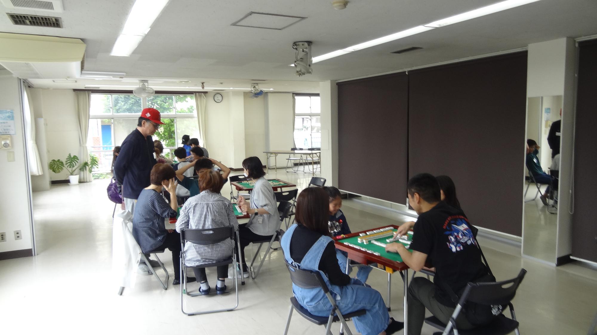 みんなで健康マージャンをしている様子