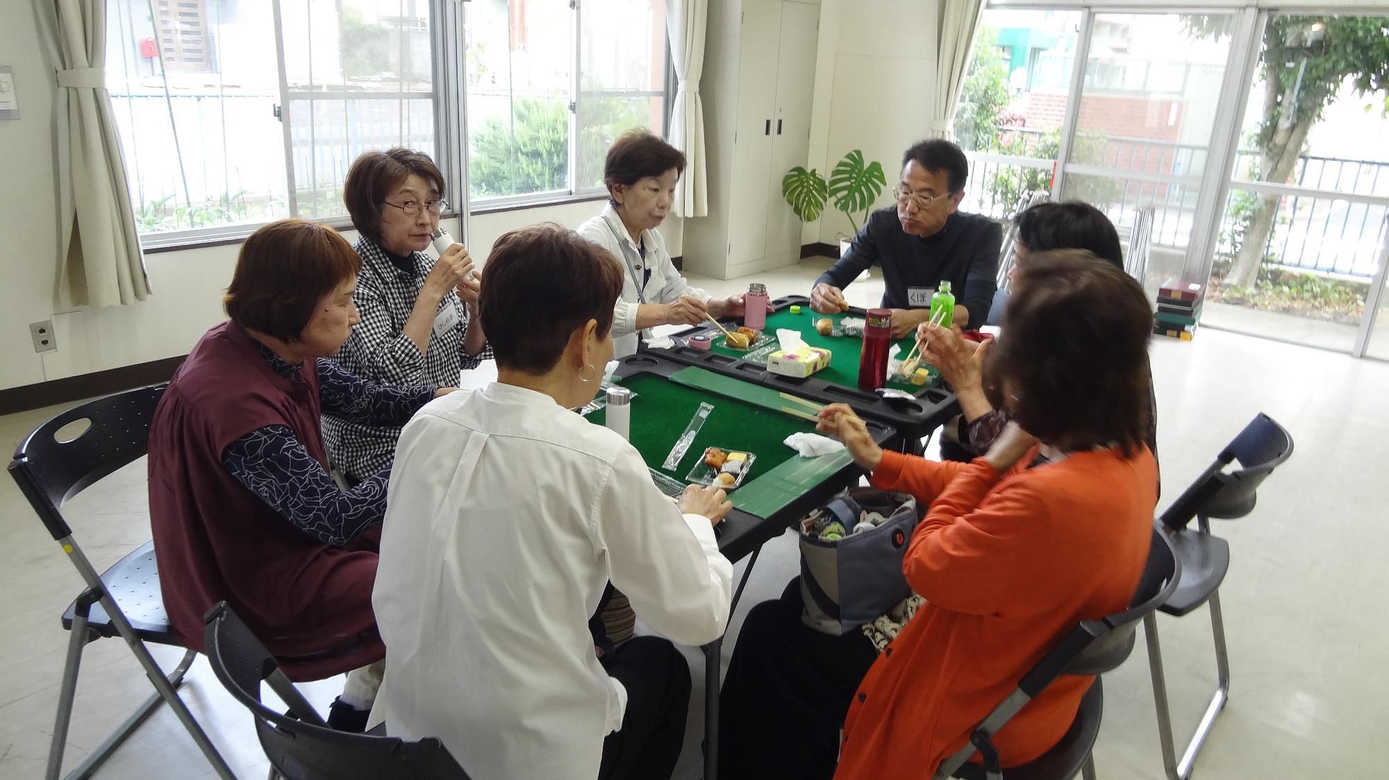 昼食をとっている様子