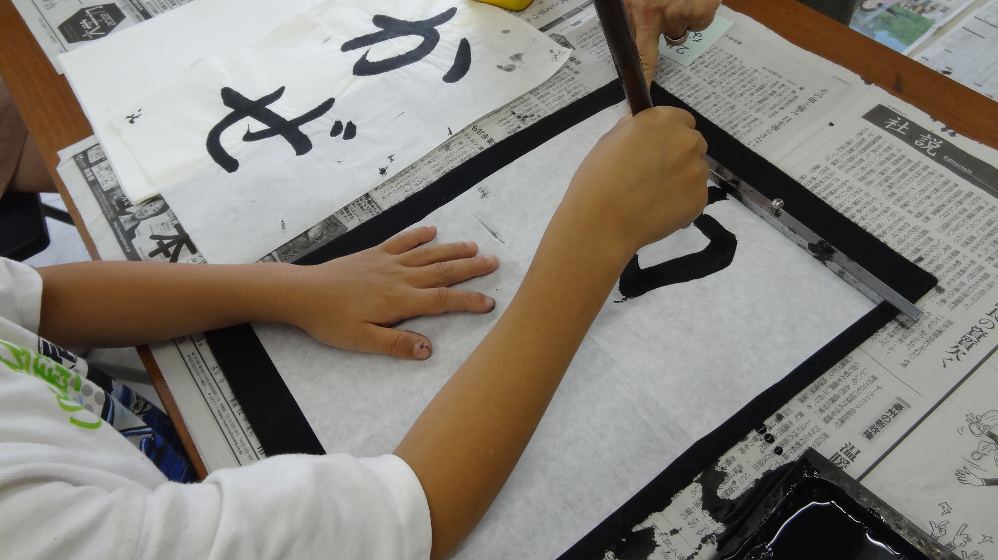 左利きのお友だちが右手で書いている様子