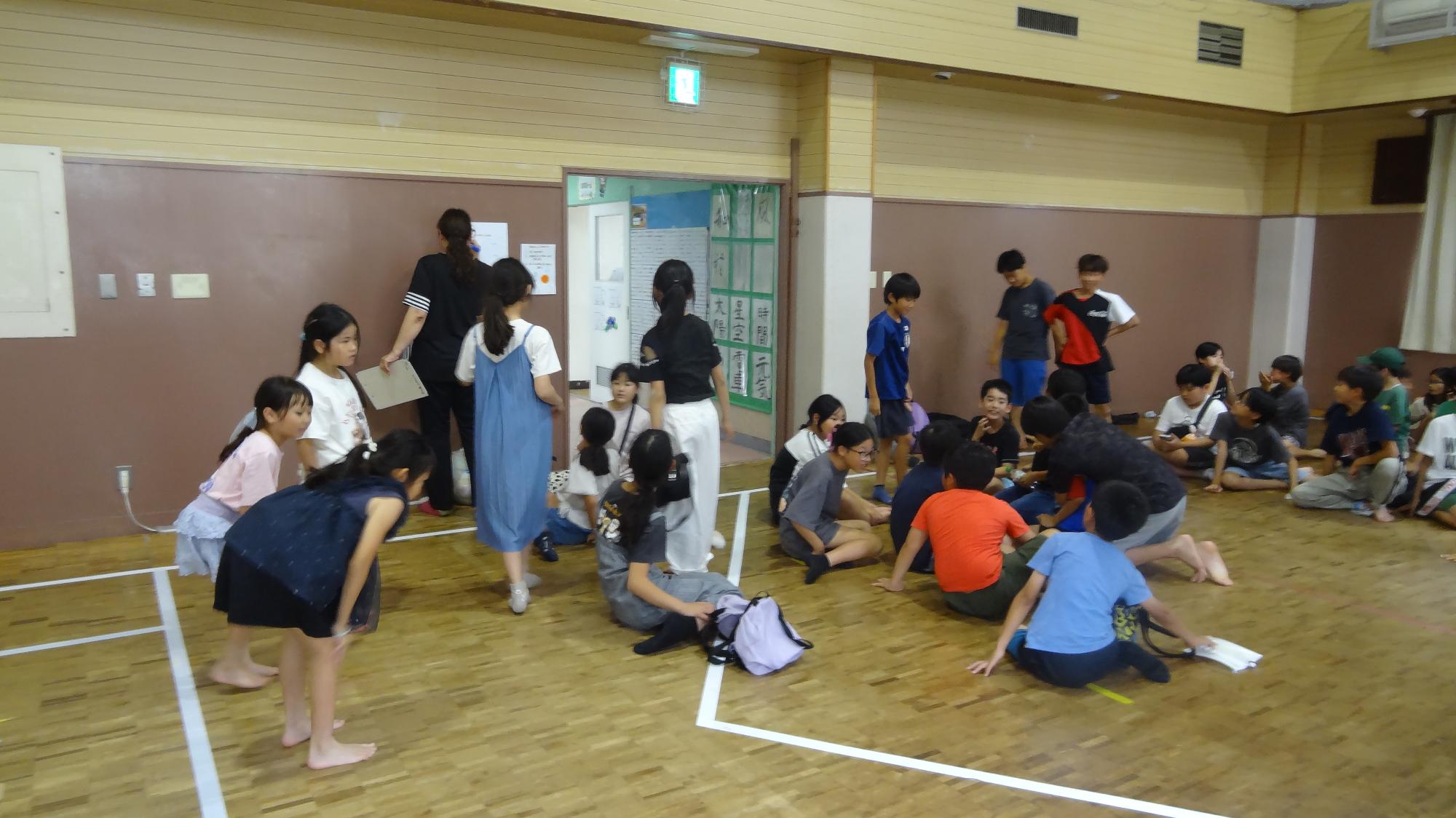 ドッジボール大会の抽選をしている様子