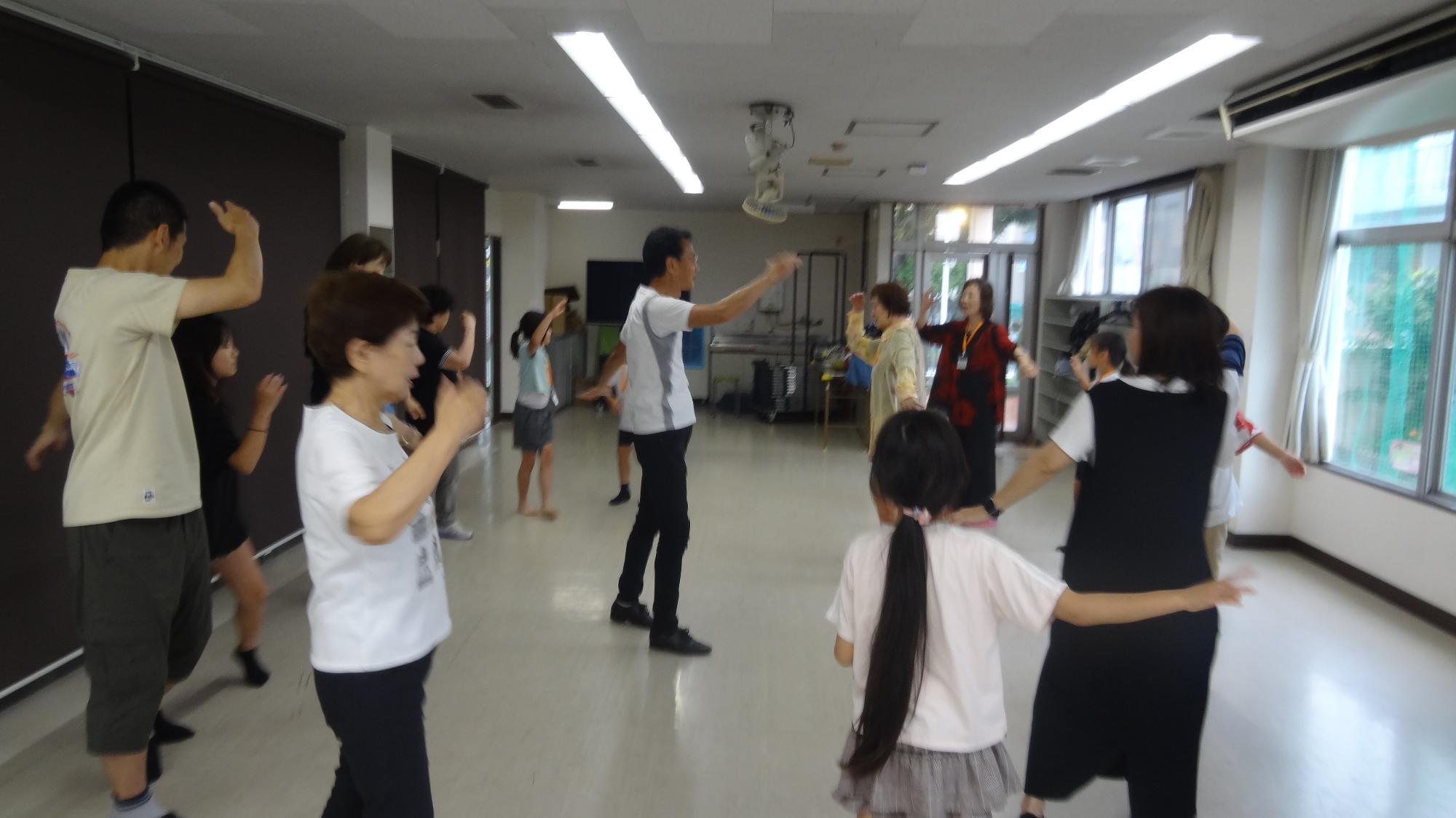 盆踊りの練習をしている様子