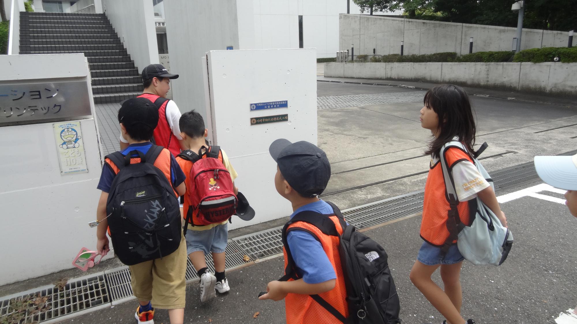 工場に到着した様子