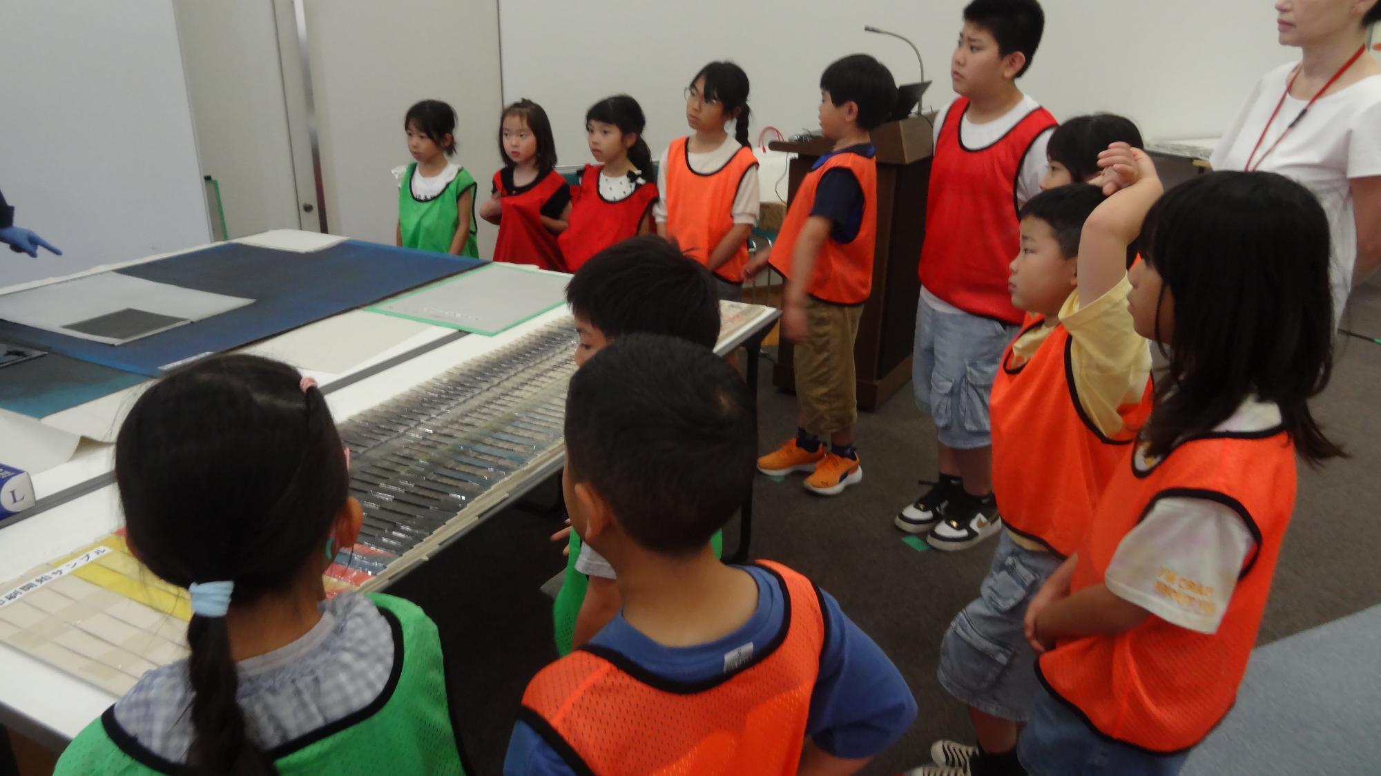 実験を通して印刷の仕組みを学んでいる様子