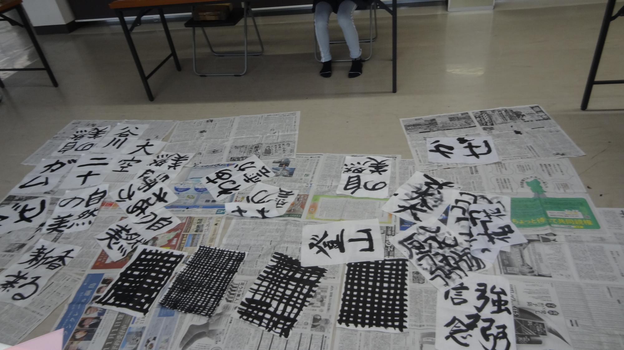 習字の作品が並べられている様子