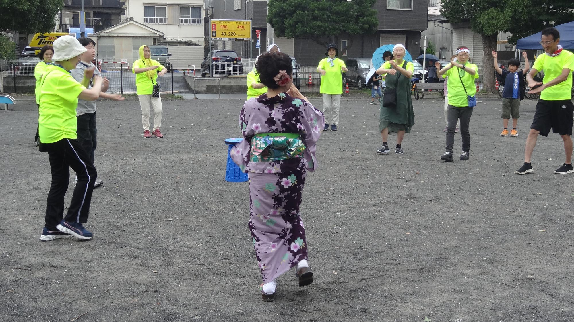 浴衣で盆踊りを踊っている様子