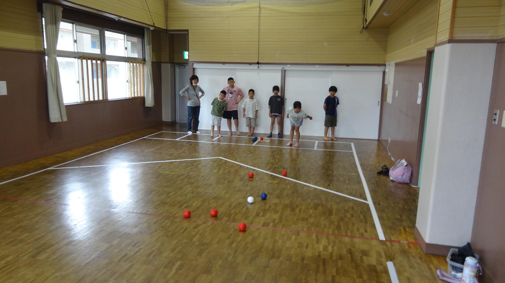 2チームでボッチャをしている様子