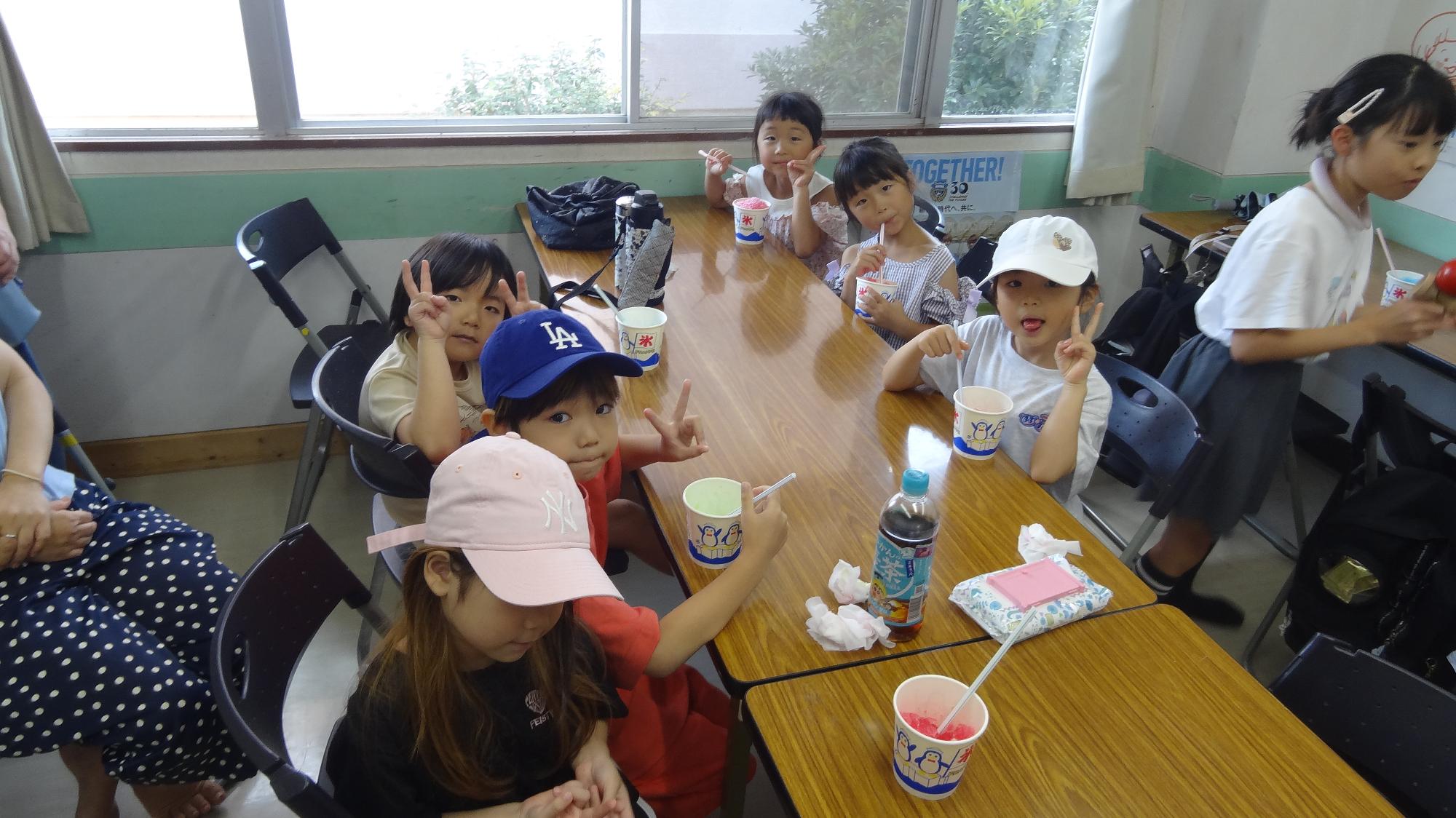 かき氷を食べている様子