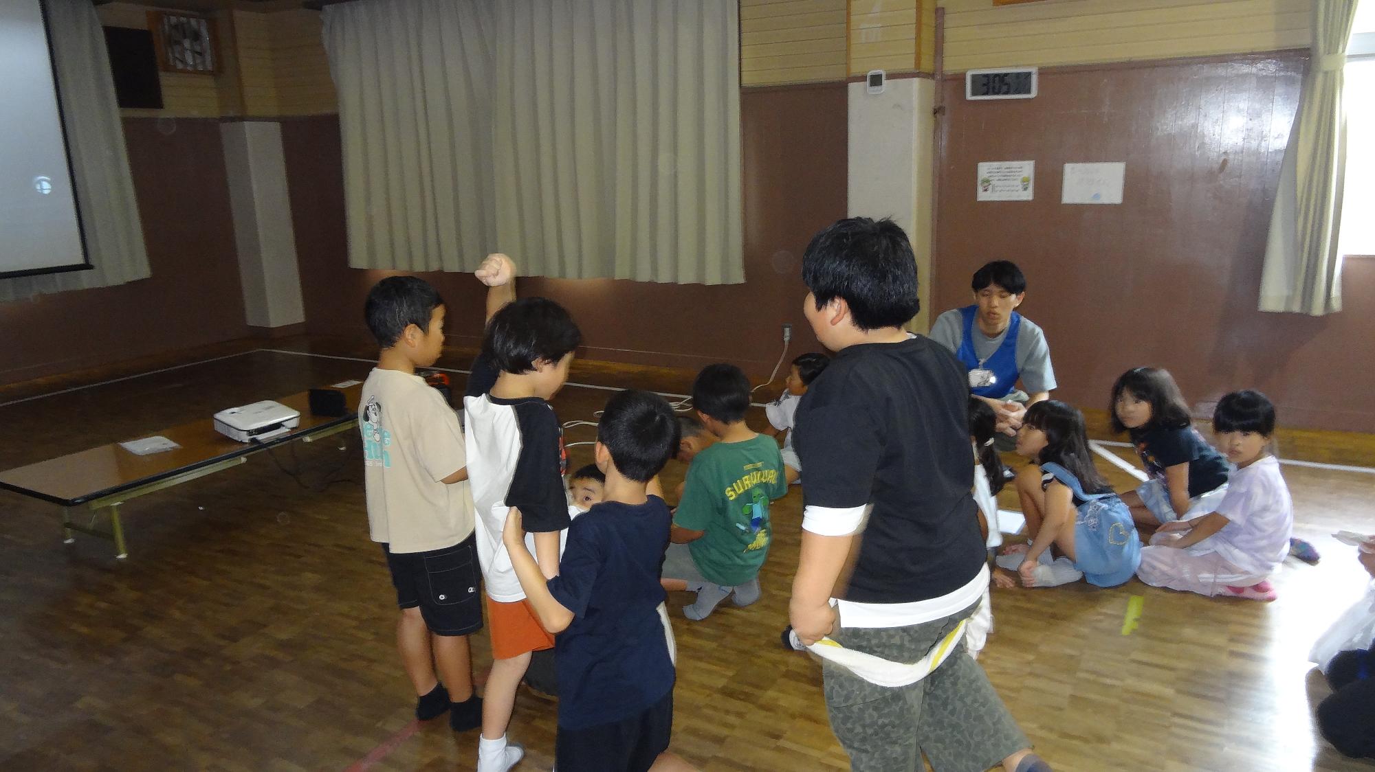 じゃんけんをしている様子