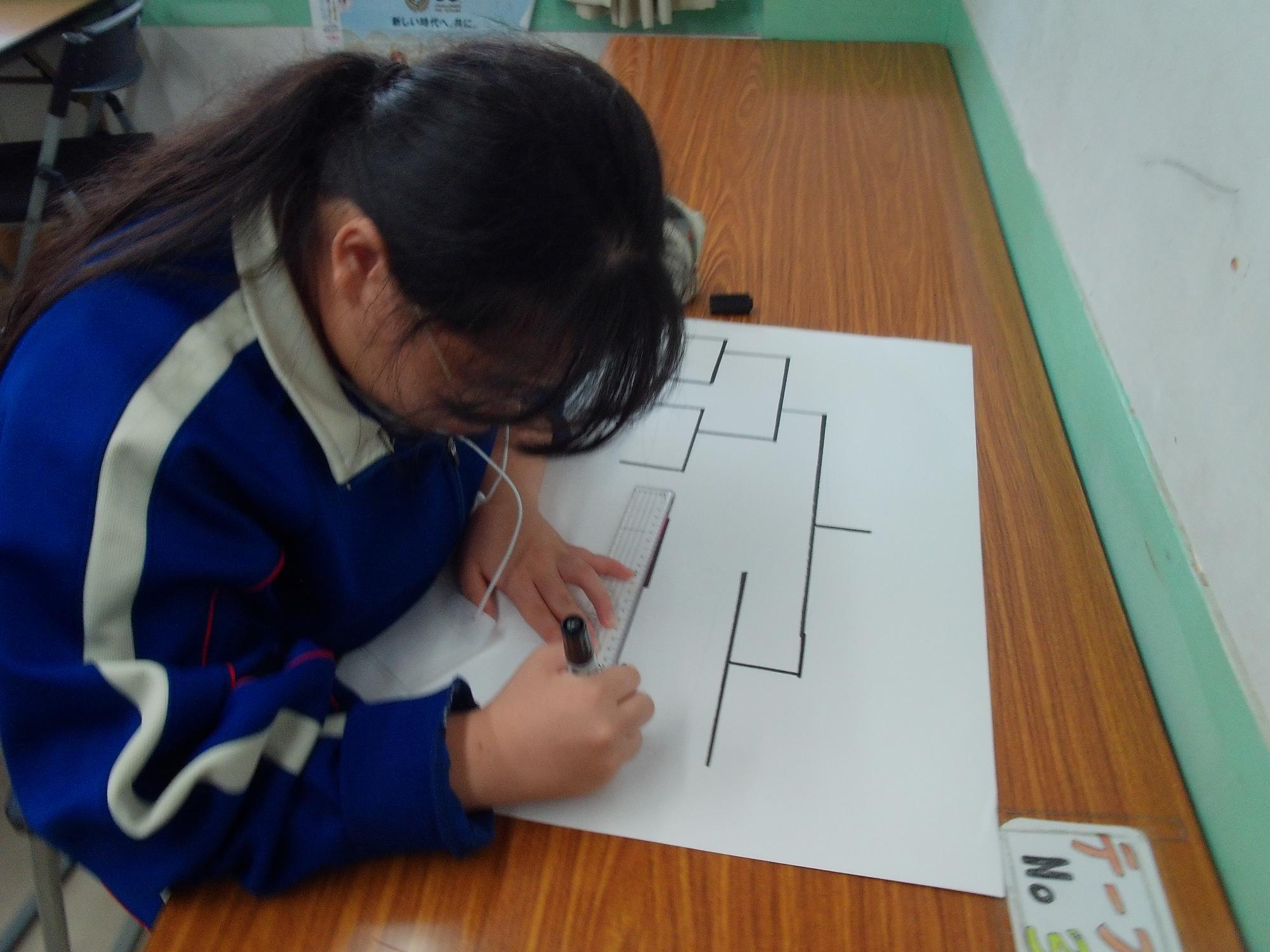 中学生がトーナメント表を描いている様子