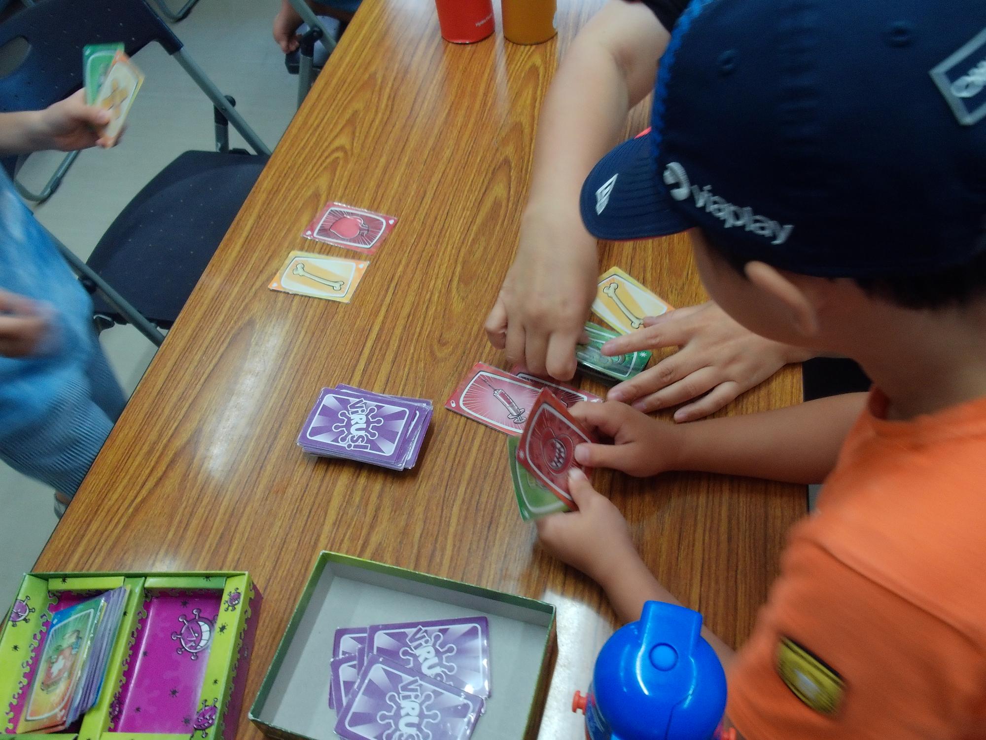 小学生がボードゲームをしている様子