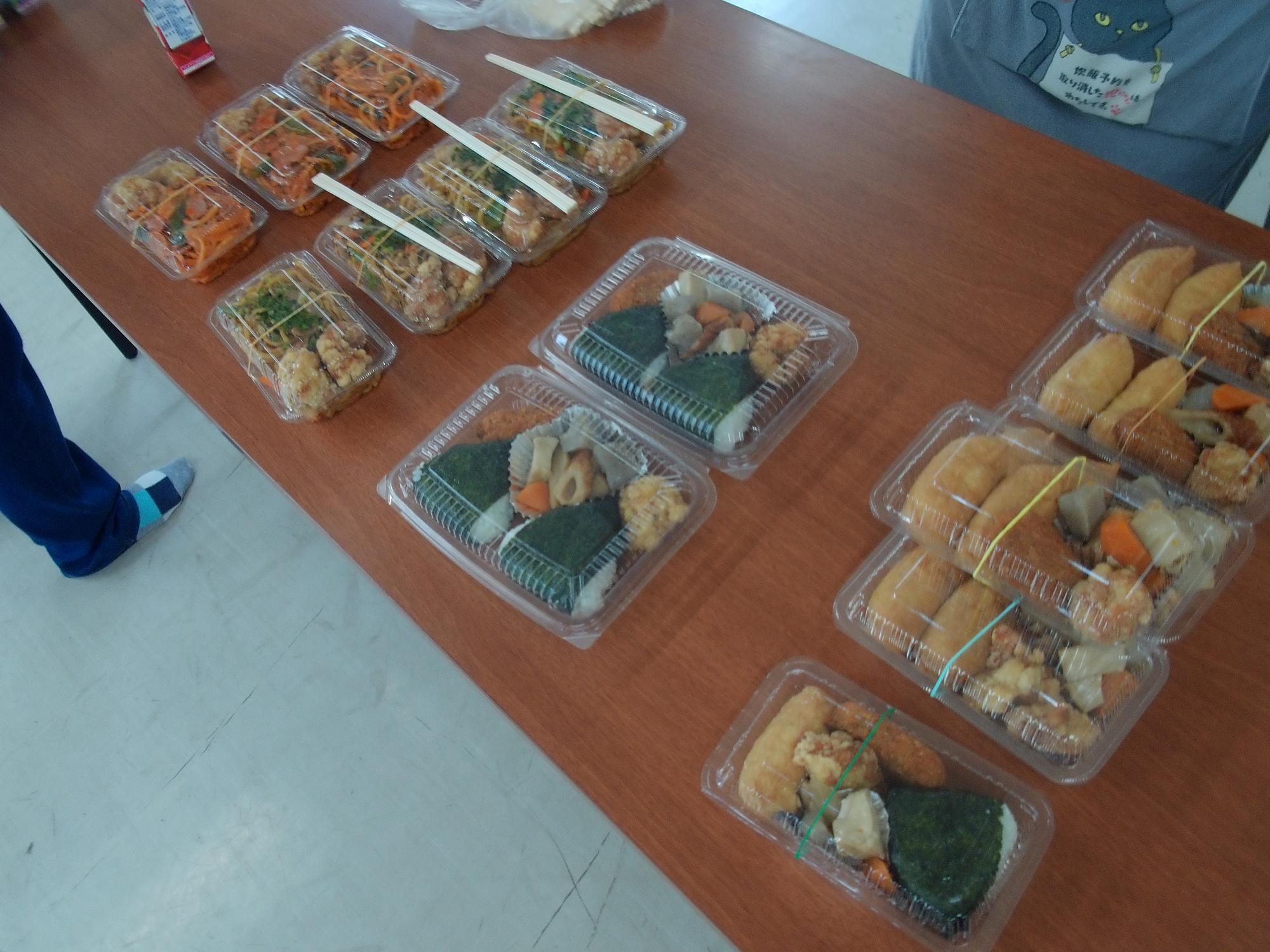 机にお弁当が並んでいる様子