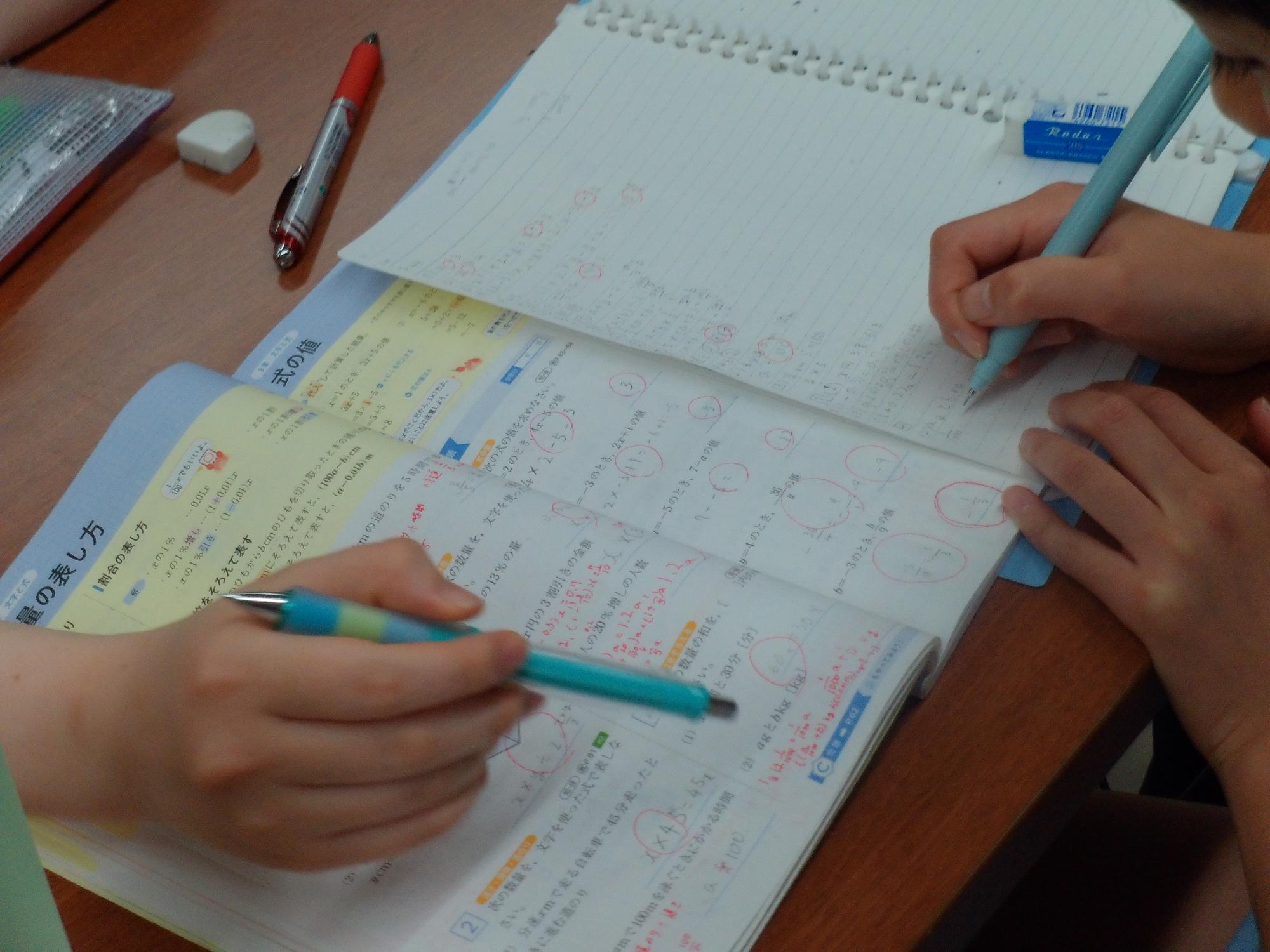 勉強を教えてもらっている様子