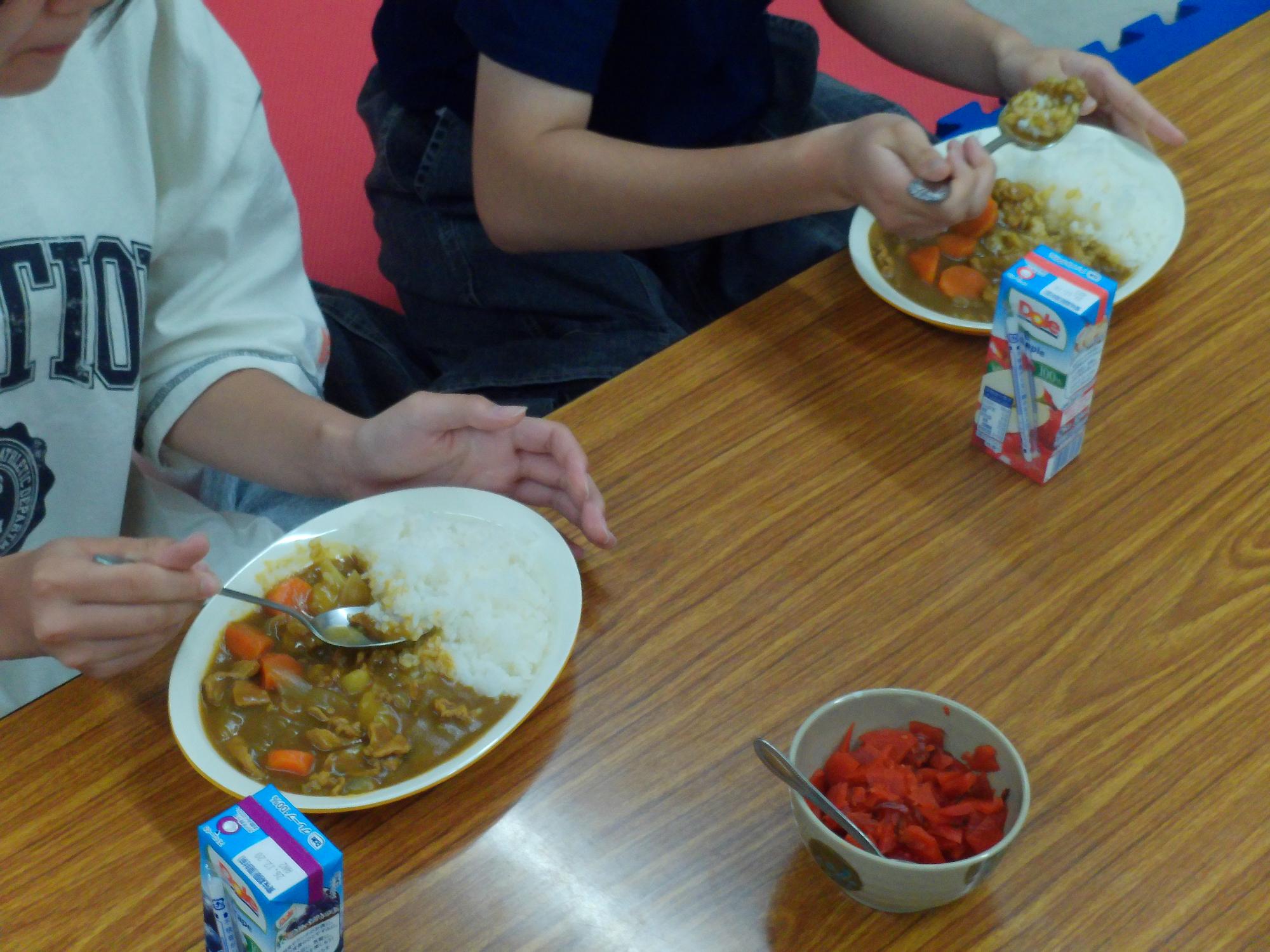 カレーを食べている様子