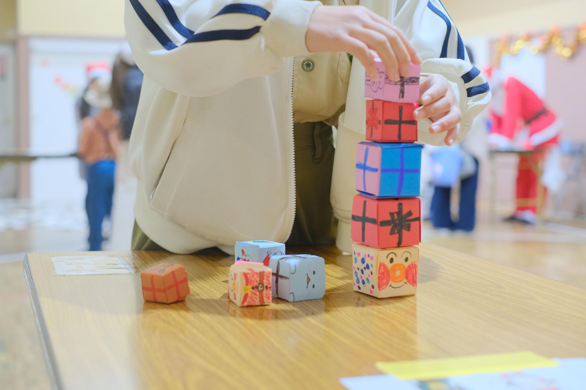 折り紙でできた四角い箱を上に積み上げている様子