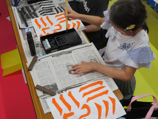 書道をする子どもの写真