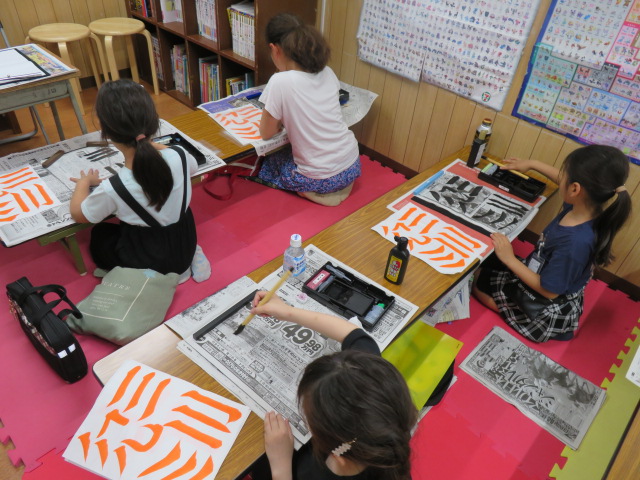 書道をする子どもたちの写真