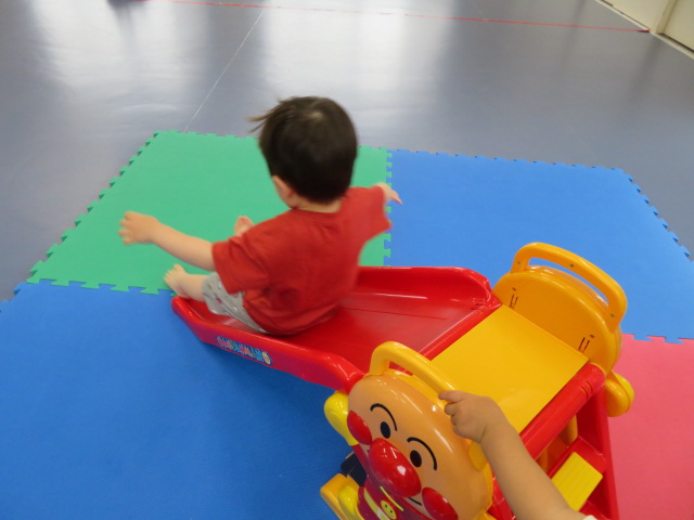 すべり台をすべる子どもの写真