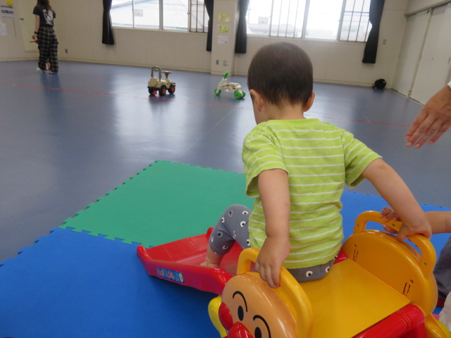 すべり台をすべる子どもの写真