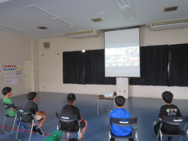 eスポーツをする子どもたちの写真