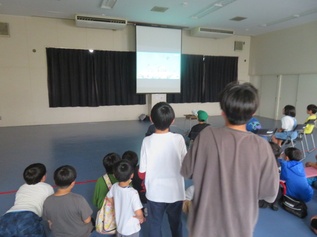 eスポーツをする子どもたちの写真