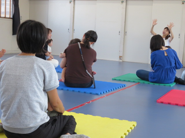 英語でリトミックをする幼児親子の写真