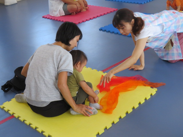 英語でリトミックをする幼児親子の写真