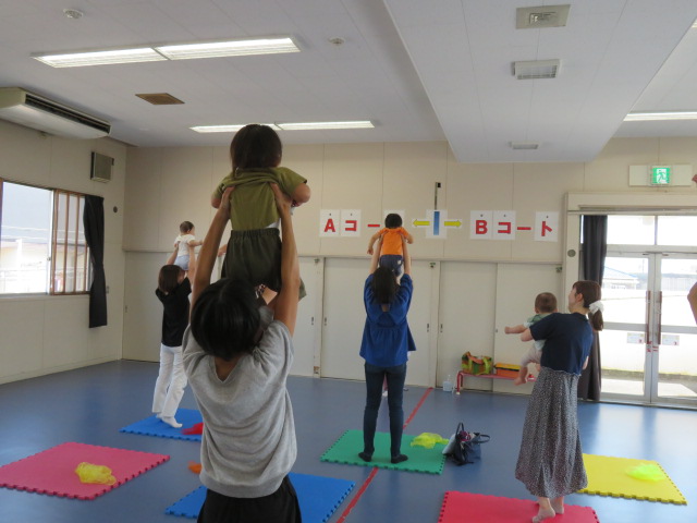 英語でリトミックをする幼児親子の写真