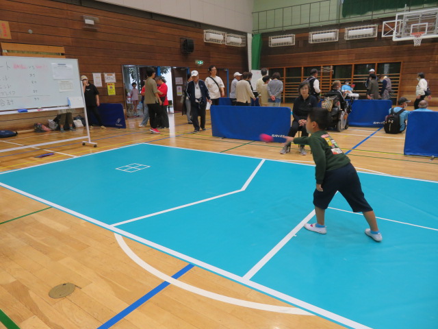 ボッチャをするこどもの写真