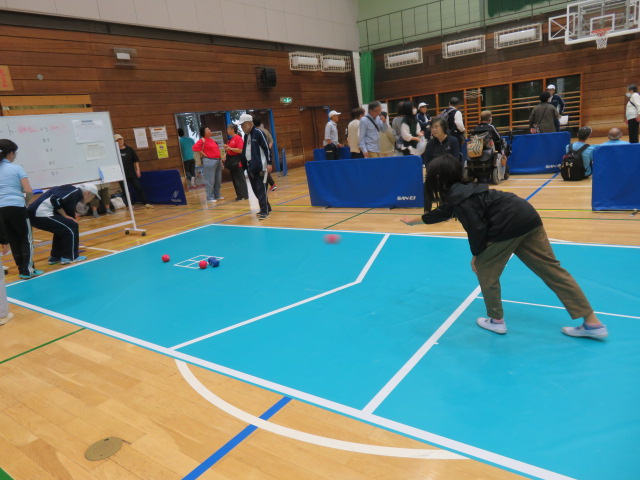 ボッチャをするこどもの写真