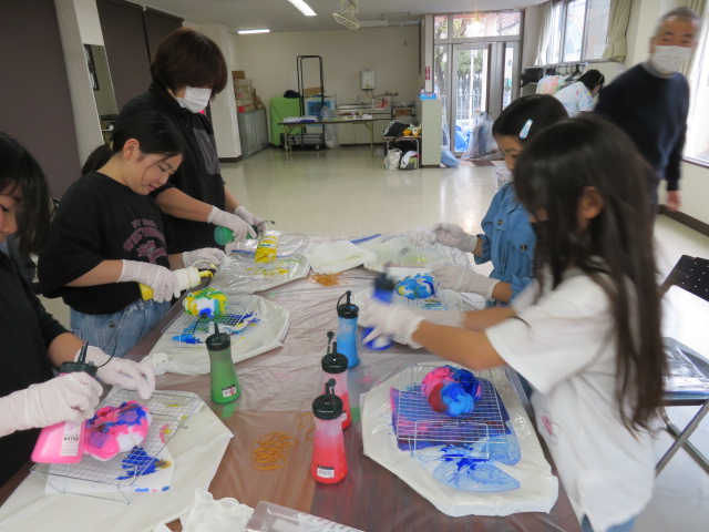 Tシャツを染める子どもの写真