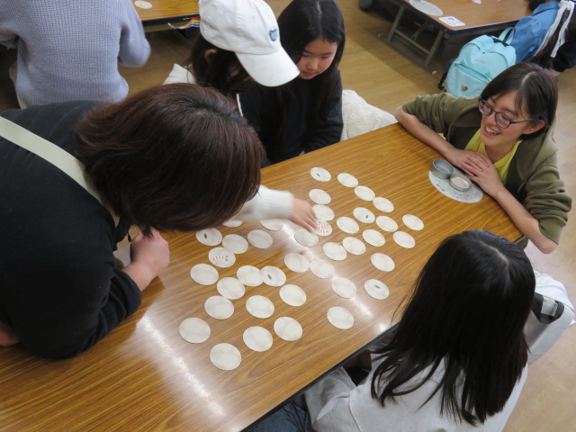 ちんけいすいじゃくをする子どもたちの写真