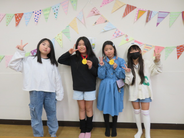 メダルをかける子どもたちの写真