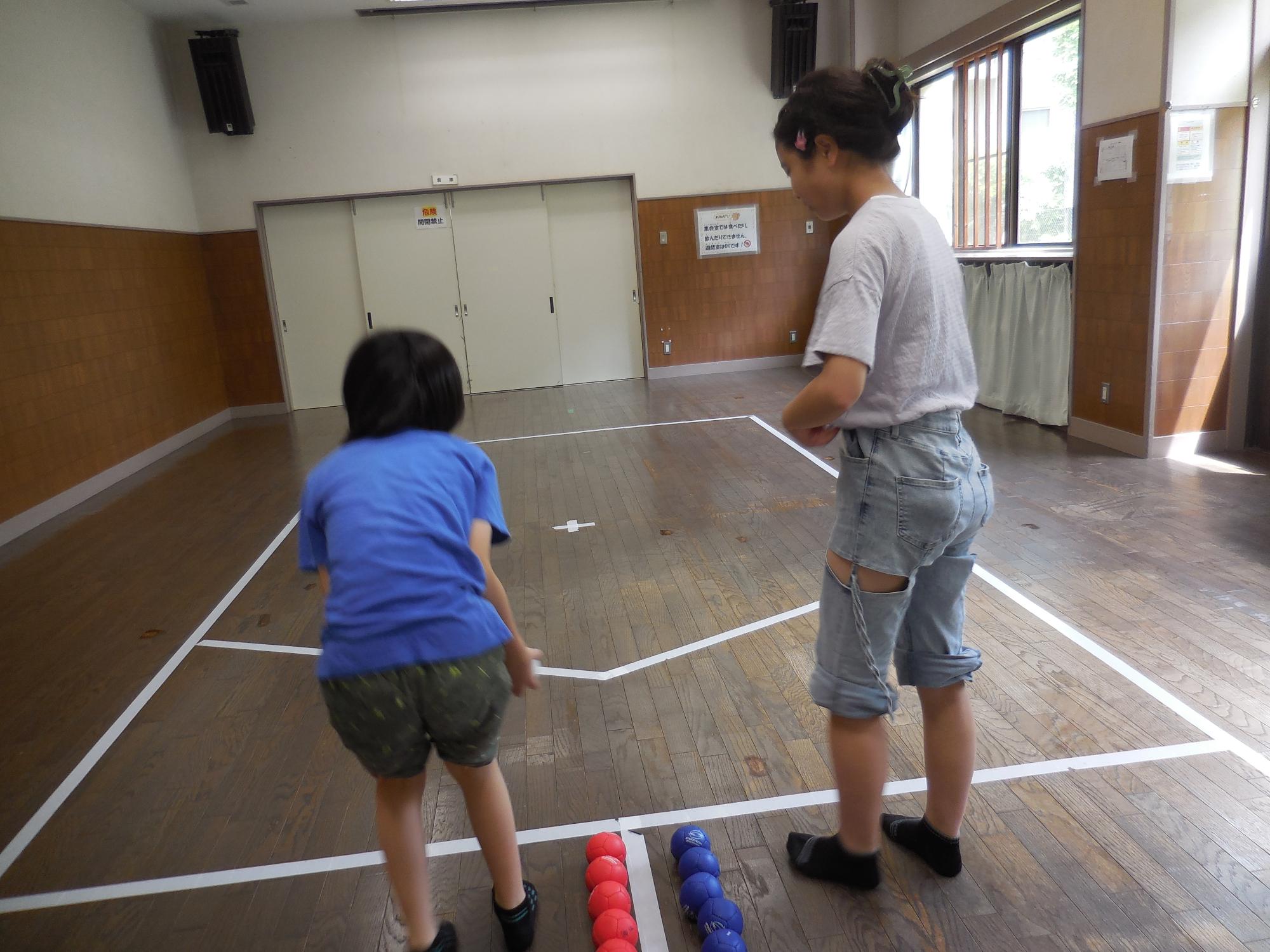 ボッチャで遊んでいる様子。