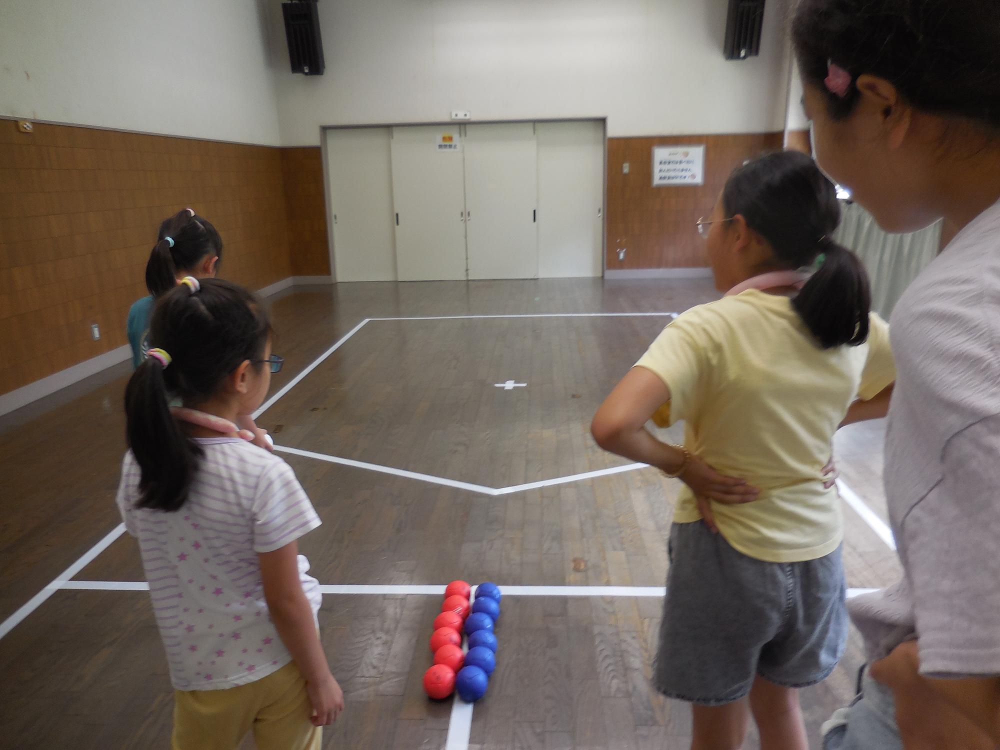 子どもたちがボッチャの作戦を立てている様子。