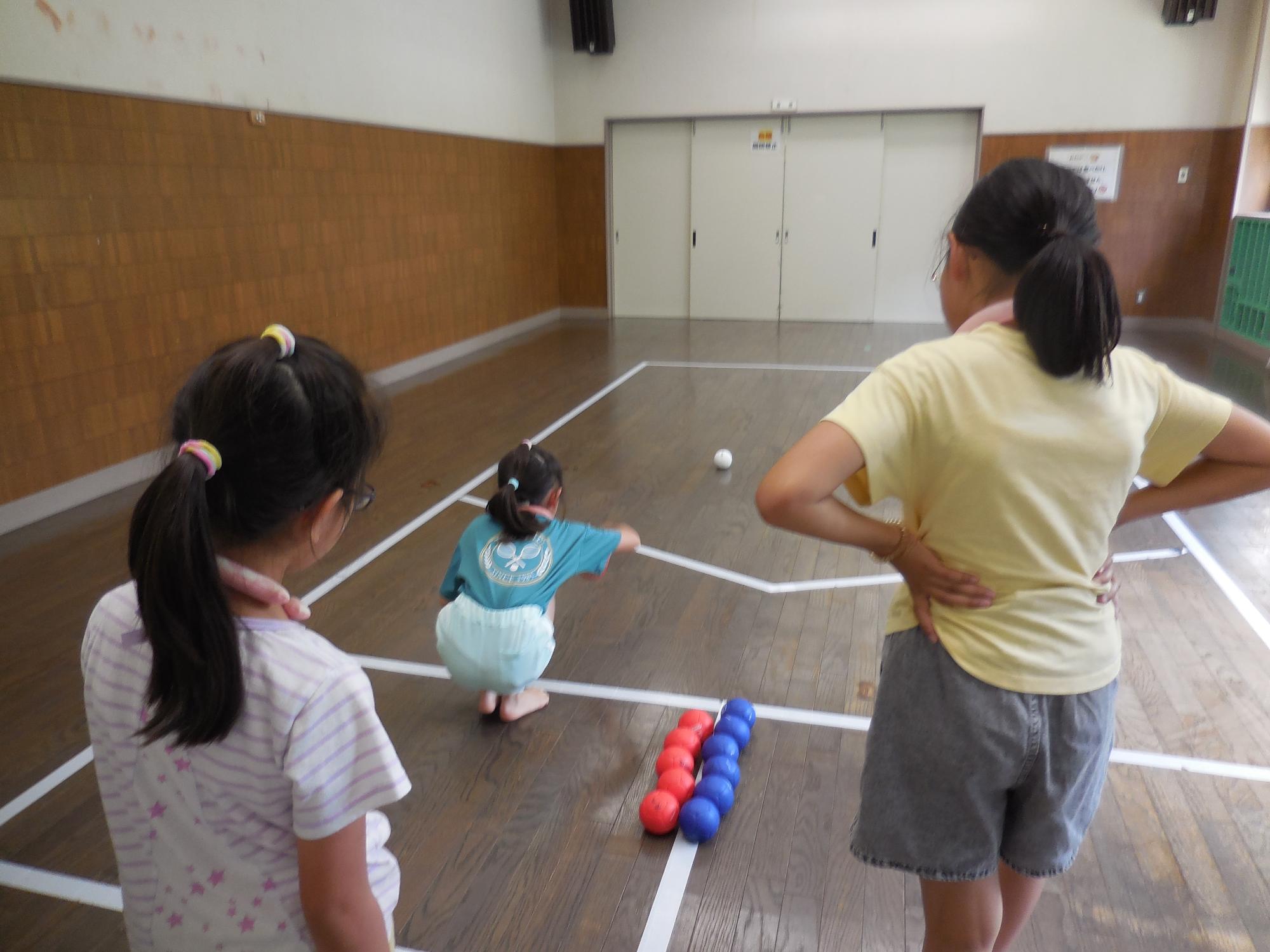 子どもたちがボッチャをしている様子。